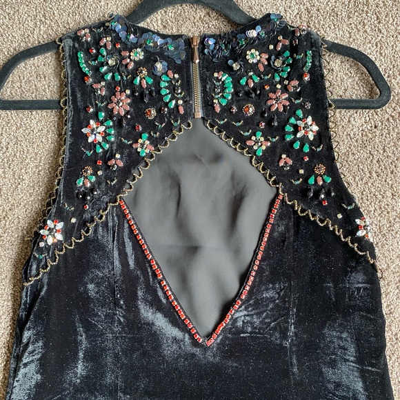 NWT gorgeous jewelled velvet dress - Picture 3 of 10